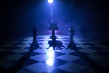 Satranç tahtasında güzel bir taç minyatürü. Satranç masası iş fikirleri, rekabet ve strateji fikirleri konsepti. Duman ve sisli karanlık bir arka planda satranç figürleri. Seçici odak