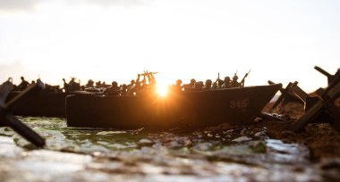 2. Dünya Savaşı canlandırması (D-Day). Oyuncak askerler, çıkarma gemileri ve kirpilerle yaratıcı dekorasyon. 6 Haziran 1944 'te Normandiya' ya inen savaş sahnesi. Seçici odak