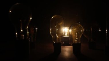 Karanlıkta parlayan retro lüks ampul ışık dekoru görüntüleri. Seçici odak