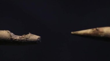 Siyah üzerine statik elektriğin yakın çekim görüntüleri