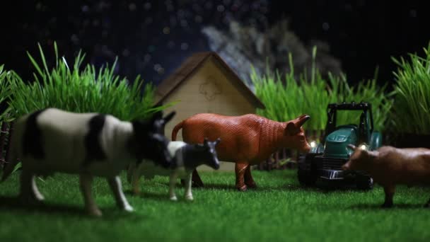 Tehenek Farmon Farm Falu Életkoncepció Dekoratív Játékfigurák Éjszaka Szelektív Fókusz — Stock videók