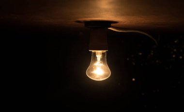 Güzel retro-lüks iç ampul aydınlatma lambası karanlıkta parlıyor. Seçici odak