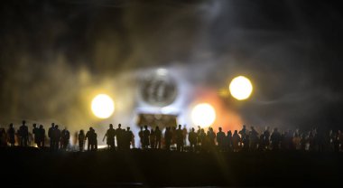 Koyu arka planda Altın Bitcoin. Yeni sanal para. Şifreli para birimi. Seçici odak noktasında Bitcoin 'e bakan kalabalık minyatürü