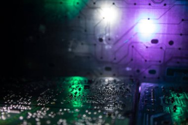 Elektronik bir cihazın içindeki modern teknolojinin yaratıcı konsepti. Elektronik devre kartı sade bir şekilde kapanır. Seçici odak