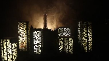 Karanlık arka planda, patlamanın mistik ışığıyla nükleer santral borusu, Çernobil felaketi konsepti