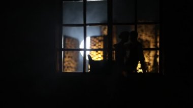 Çizgi film tarzı şehir binaları ön planda çift var.