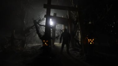 Soyut Japon tarzı ahşap tünelin gece görüntüleri. Fantezi ormanında gece sahnesi. Seçici odak