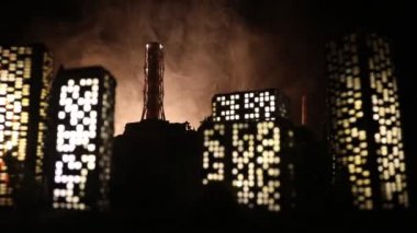 Karanlık arka planda, patlamanın mistik ışığıyla nükleer santral borusu, Çernobil felaketi konsepti