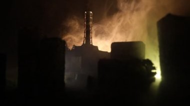 Karanlık arka planda, patlamanın mistik ışığıyla nükleer santral borusu, Çernobil felaketi konsepti