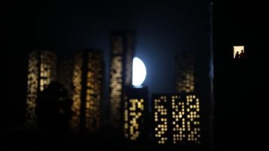 Çizgi film tarzı şehir binaları. Gerçekçi şehir ışıklarla minyatürler inşa ediyor. Geçmişi. Dekoratif şehir. Seçici odak