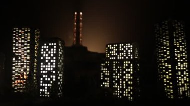 Karanlık arka planda, patlamanın mistik ışığıyla nükleer santral borusu, Çernobil felaketi konsepti