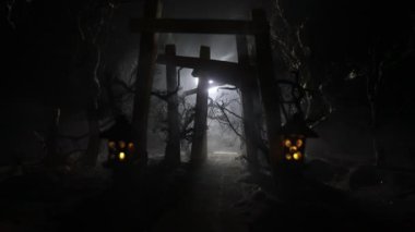 Soyut Japon tarzı ahşap tünelin gece görüntüleri. Fantezi ormanında gece sahnesi. Seçici odak
