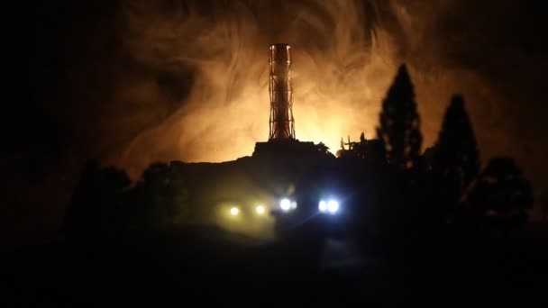 爆発の神秘的な光を背景に原子力発電所のパイプ チェルノブイリの大惨事の概念 — ストック動画