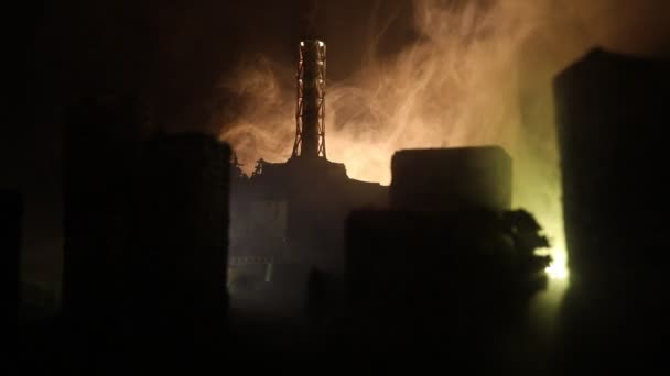 黑暗背景下带有神秘爆炸光的核电站管道 切尔诺贝利灾难概念 — 图库视频影像