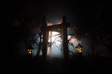 Yaratıcı sanat dekorasyonu. Gece soyut Japon tarzı ahşap tünel. Fantezi ormanında gece sahnesi. Seçici odak