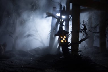 Yaratıcı sanat dekorasyonu. Gece soyut Japon tarzı ahşap tünel. Fantezi ormanında gece sahnesi. Seçici odak