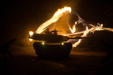 Savaş Konsepti. Zırhlı araç siluet savaş sahnesi sisli gökyüzü arka planında gece. Amerikan tankı savaşmaya hazır. Yaratıcı dekorasyon