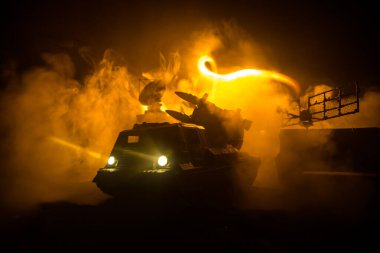 Yaratıcı sanat dekorasyonu. Geceleri radar anteni olan seyyar hava savunma kamyonunun silueti. Roket fırlatıcı gökyüzüne nişan aldı ve saldırmaya hazır. Seçici odak