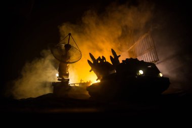 Yaratıcı sanat dekorasyonu. Geceleri radar anteni olan seyyar hava savunma kamyonunun silueti. Roket fırlatıcı gökyüzüne nişan aldı ve saldırmaya hazır. Seçici odak