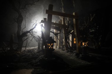 Yaratıcı sanat dekorasyonu. Gece soyut Japon tarzı ahşap tünel. Fantezi ormanında gece sahnesi. Seçici odak