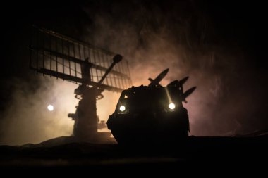 Yaratıcı sanat dekorasyonu. Geceleri radar anteni olan seyyar hava savunma kamyonunun silueti. Roket fırlatıcı gökyüzüne nişan aldı ve saldırmaya hazır. Seçici odak