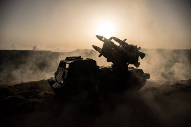 Savaş konsepti. Gün batımında kasvetli gökyüzüne roket atarlı savaş sahnesi. Roket aracı bulutlu savaş arkaplanına saldırmaya hazır. Seçici odak