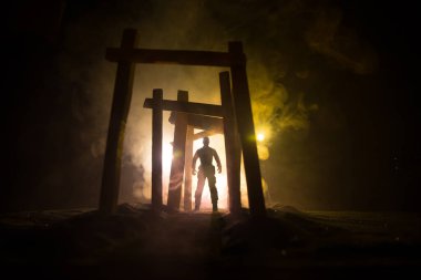 Yaratıcı sanat dekorasyonu. Gece soyut Japon tarzı ahşap tünel. Fantezi ormanında gece sahnesi. Seçici odak