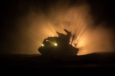 Savaş konsepti. Gece kasvetli gökyüzüne roket atarlı savaş sahnesi. Roket aracı bulutlu savaş arkaplanına saldırmaya hazır. Seçici odak