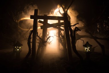 Yaratıcı sanat dekorasyonu. Gece soyut Japon tarzı ahşap tünel. Fantezi ormanında gece sahnesi. Seçici odak