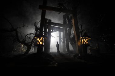 Yaratıcı sanat dekorasyonu. Gece soyut Japon tarzı ahşap tünel. Fantezi ormanında gece sahnesi. Seçici odak