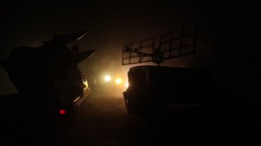 Gece kasvetli gökyüzüne roket atarlı savaş sahnesinin görüntüleri