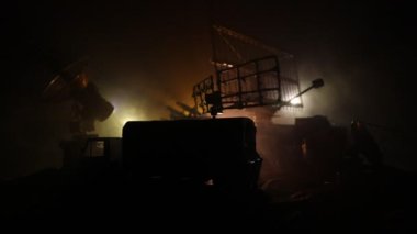 Gece kasvetli gökyüzüne roket atarlı savaş sahnesinin görüntüleri