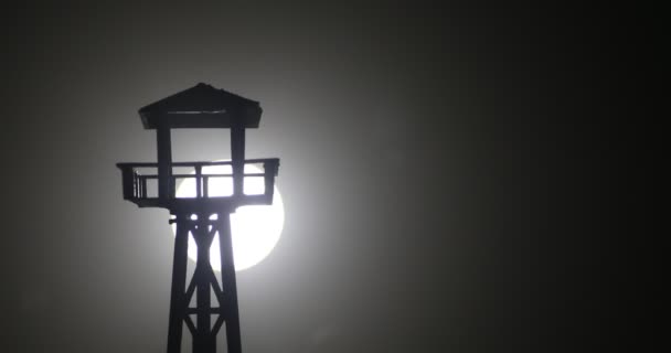 創造的なアートワーク装飾 戦争の概念 夜の軍の監視塔のシルエット 選択的焦点 — ストック動画