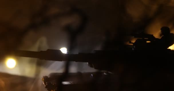 Beelden Van Gepantserde Voertuig Silhouet Vechten Scène Oorlog Mistige Hemel — Stockvideo