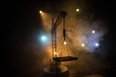 Yapı vinç silueti ile soyut endüstriyel arka plan sisli ve arka planda muhteşem gece gökyüzü üzerinde. Gece sisli gökyüzüne karşı kule vinci. Endüstriyel gökyüzü. Seçici odak