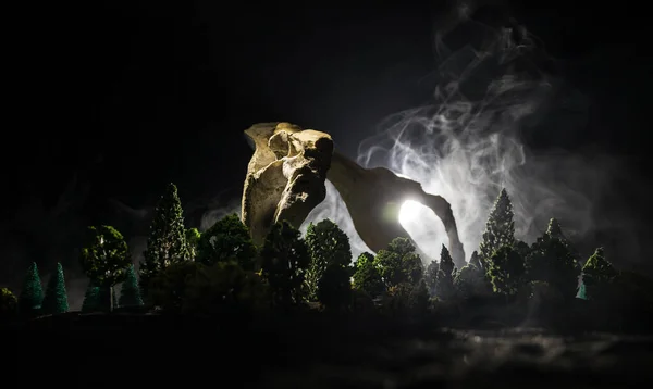 Абстрактна Сюрреалістична Концепція Гігантська Кістка Тварин Темному Лісі Під Місячним — стокове фото