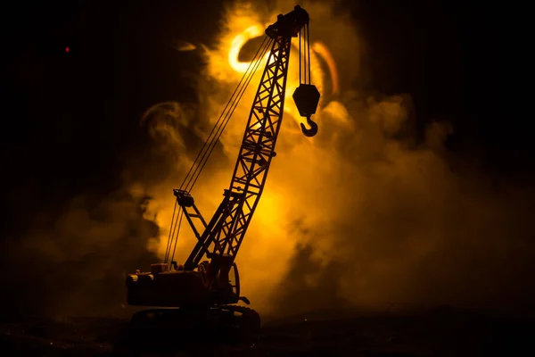 Abstrakcyjne Tło Przemysłowe Sylwetką Dźwigu Budowlanego Nad Niesamowitym Nocnym Niebem — Zdjęcie stockowe