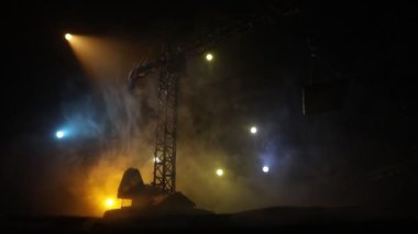 Yapı vinç silueti ile soyut endüstriyel arka plan sisli ve arka planda muhteşem gece gökyüzü üzerinde. Gece sisli gökyüzüne karşı kule vinci. Endüstriyel gökyüzü. Seçici odak