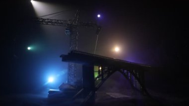 Yapı vinç silueti ile soyut endüstriyel arka plan sisli ve arka planda muhteşem gece gökyüzü üzerinde. Gece sisli gökyüzüne karşı kule vinci. Endüstriyel gökyüzü. Seçici odak