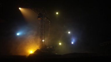Yapı vinç silueti ile soyut endüstriyel arka plan sisli ve arka planda muhteşem gece gökyüzü üzerinde. Gece sisli gökyüzüne karşı kule vinci. Endüstriyel gökyüzü. Seçici odak