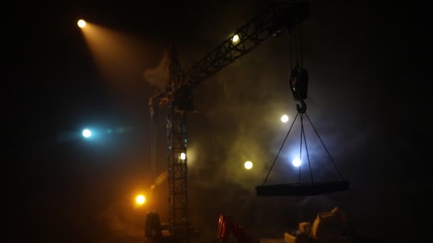 带有建筑用起重机轮廓的工业背景 笼罩在雾气和背光的迷人夜空中 塔式起重机在雾蒙蒙的天空中运行 工业天际线 有选择的重点 — 图库视频影像