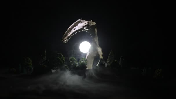 Hueso Animal Gigante Oscuridad Noche Con Niebla Luz Sobre Fondo — Vídeo de stock