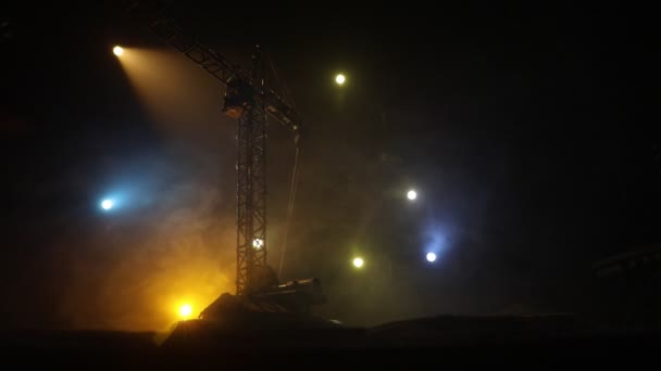 Abstract Industriële Achtergrond Met Bouwkraansilhouet Prachtige Nachtelijke Hemel Met Mist — Stockvideo