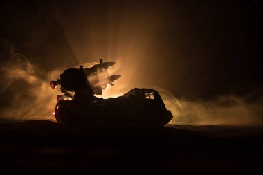 Savaş konsepti. Gece kasvetli gökyüzüne roket atarlı savaş sahnesi. Roket aracı bulutlu savaş arkaplanına saldırmaya hazır. Seçici odak