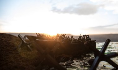2. Dünya Savaşı canlandırması (D-Day). Oyuncak askerler, çıkarma gemileri ve kirpilerle yaratıcı dekorasyon. 6 Haziran 1944 'te Normandiya' ya inen savaş sahnesi. Seçici odak