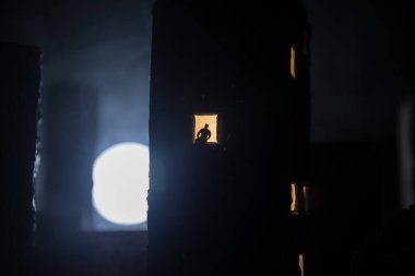 Yalnızlık kavramı, gece penceresinde kadın ve erkek silueti şeklinde. Beklentilerin, hayallerin ve kaderlerin sembolü. Şehir minyatürü ile yaratıcı dekorasyon. Seçici odak