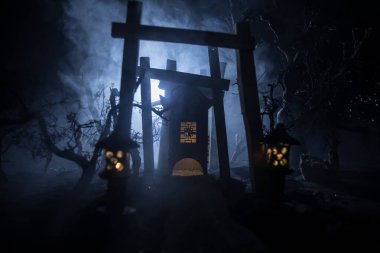 Yaratıcı sanat dekorasyonu. Gece soyut Japon tarzı ahşap tünel. Fantezi ormanında gece sahnesi. Seçici odak