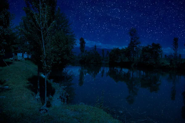 Молочний Шлях Над Озером Влітку Вночі Ясним Небом Під Місячним — стокове фото