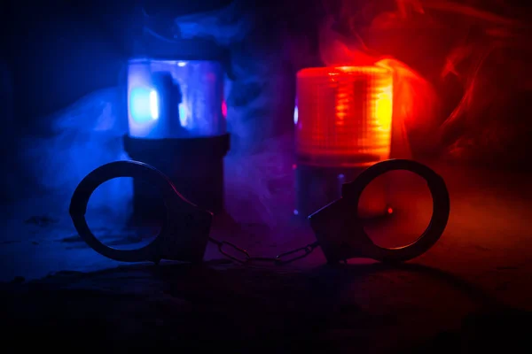 Αστυνομική Επιδρομή Νύχτα Και Συλλαμβάνεσαι Σιλουέτα Χειροπέδες Αναβοσβήνει Κόκκινο Και — Φωτογραφία Αρχείου