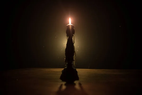 一根燃着的蜡烛火焰和流动的蜡烛蜡的光芒 黑暗的背景 有选择的重点 — 图库照片